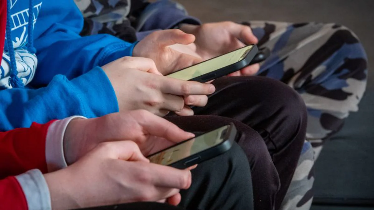 Trẻ em dùng smartphone — minh hoạ cho EU age verification