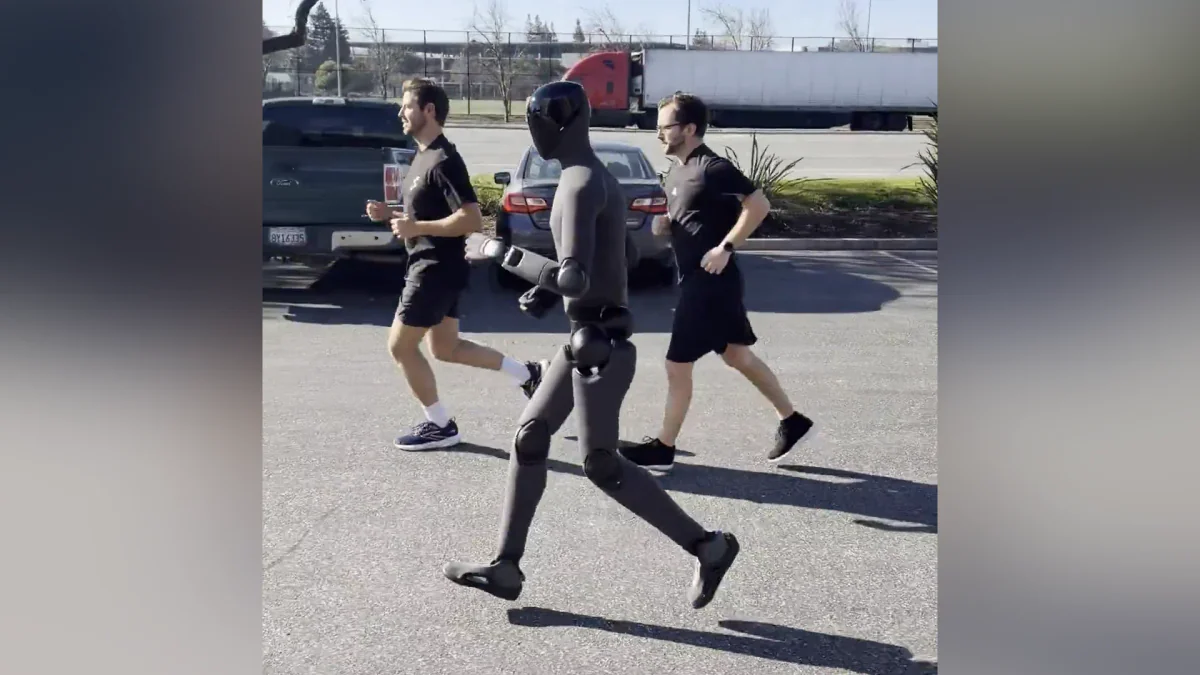 Figure 03 chạy cạnh người, cùng neural network Helix 02 điều khiển locomotion