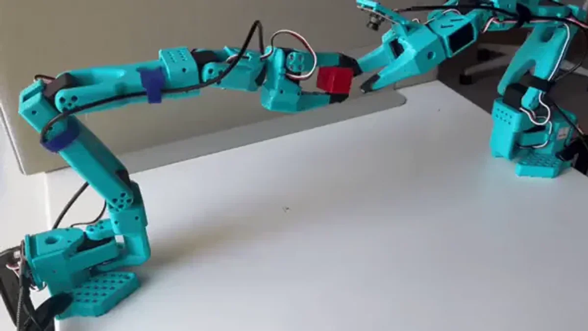 LeRobot SO-series arm trong demo