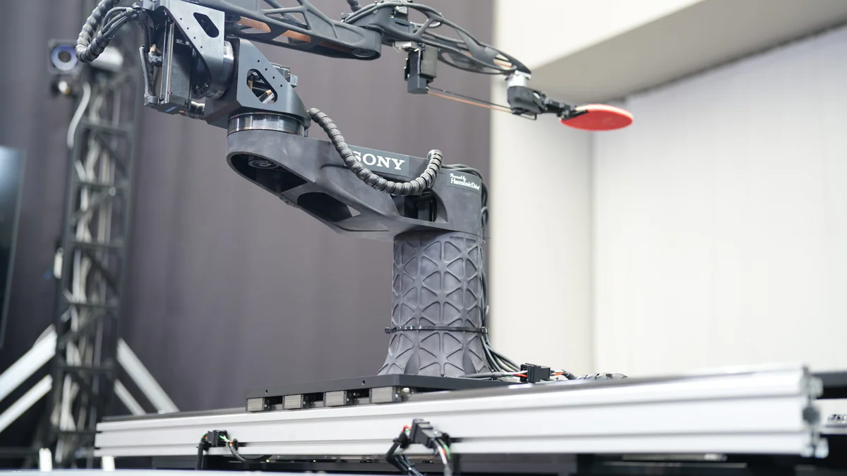 Cánh tay robot Sony Ace với vợt đỏ đặt trên ray trượt