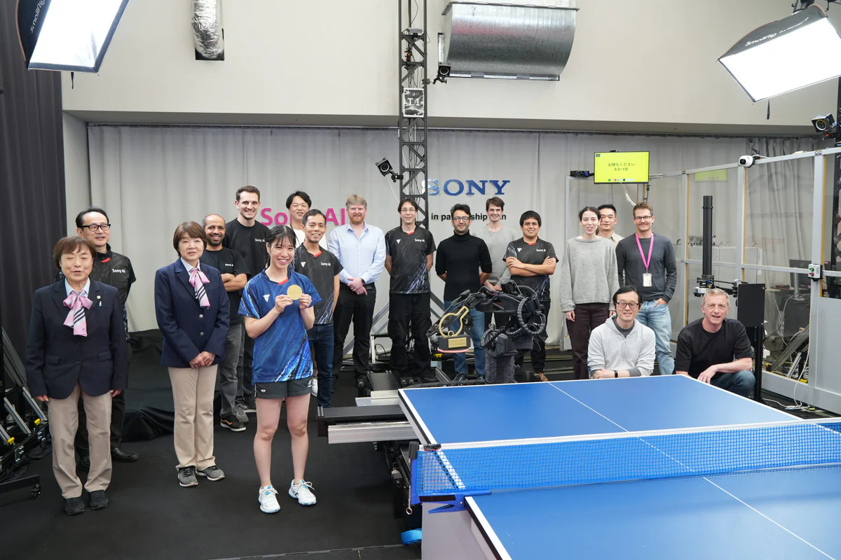 Đội nghiên cứu Sony AI cùng Mayuka Taira sau trận đấu tháng 12/2025