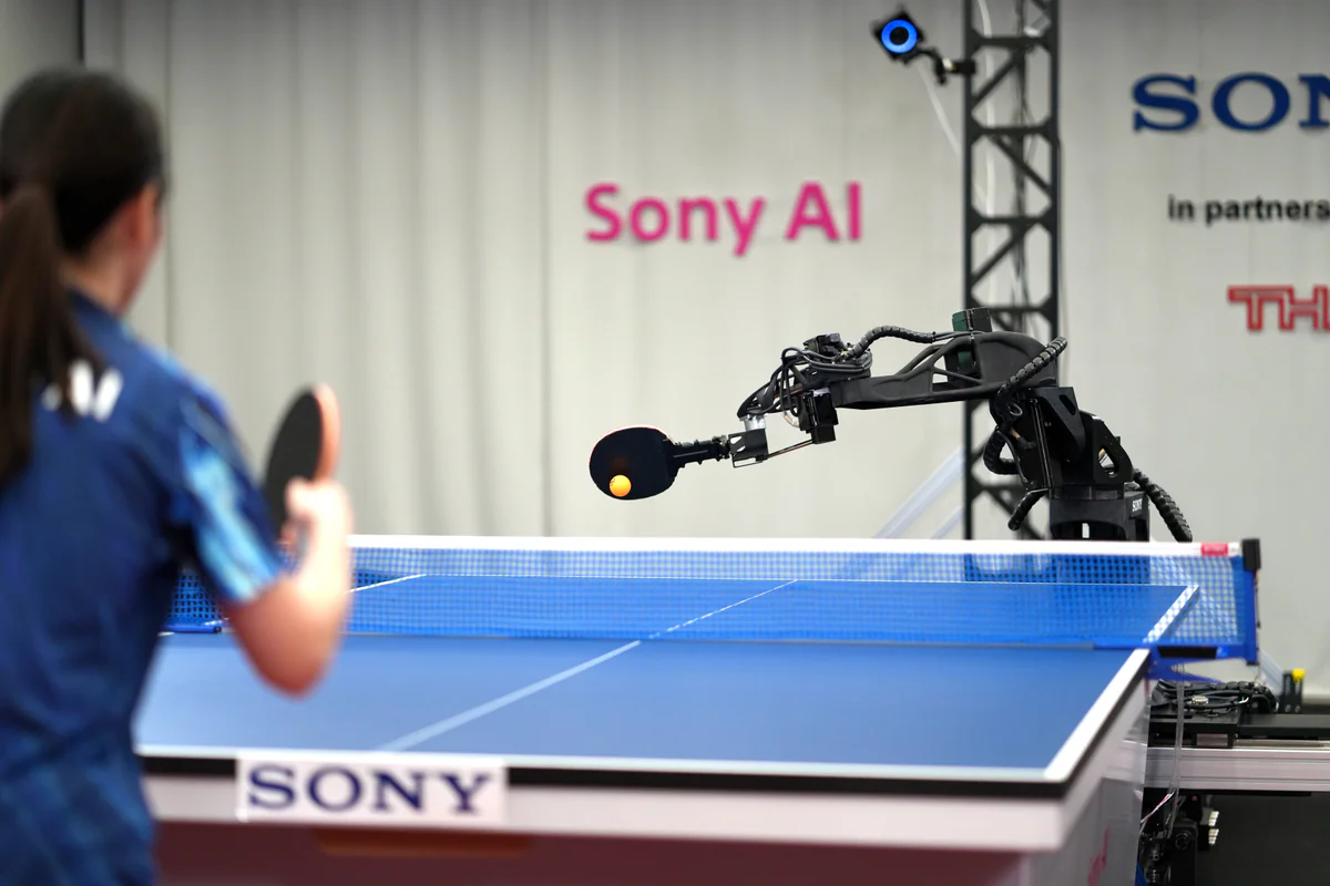 Ace robot đỡ bóng trong trận đấu dưới luật ITTF