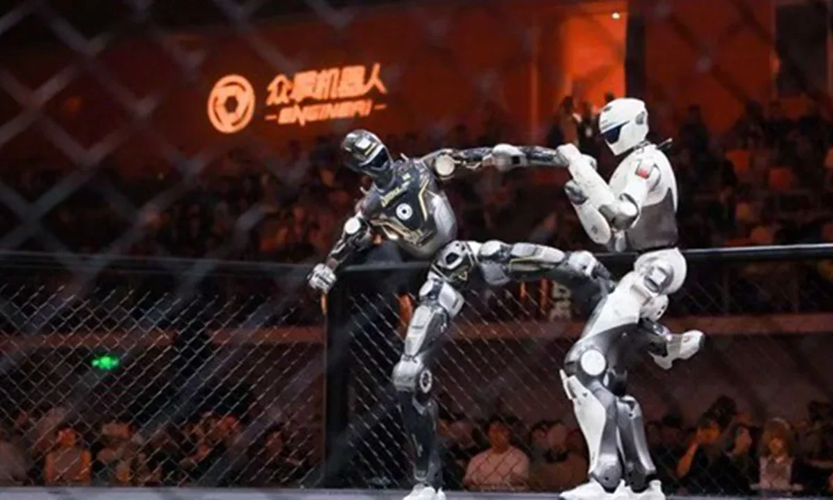 Robot White Eagle và Matador giao đấu trên ring tại trận khai màn URKL